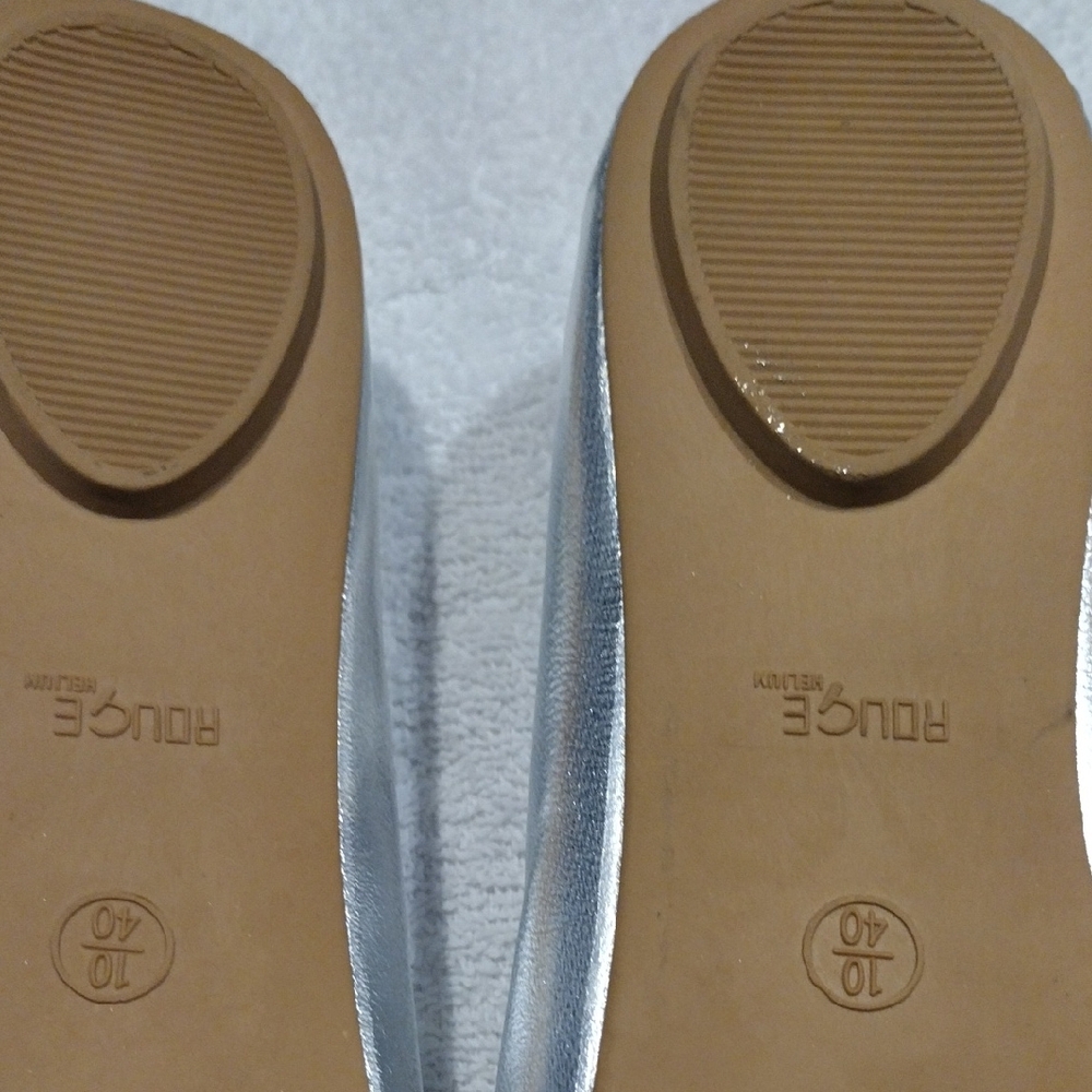 Rouge. Classic And Comfortable Silver Ballet Flats - Picture 4 of 4